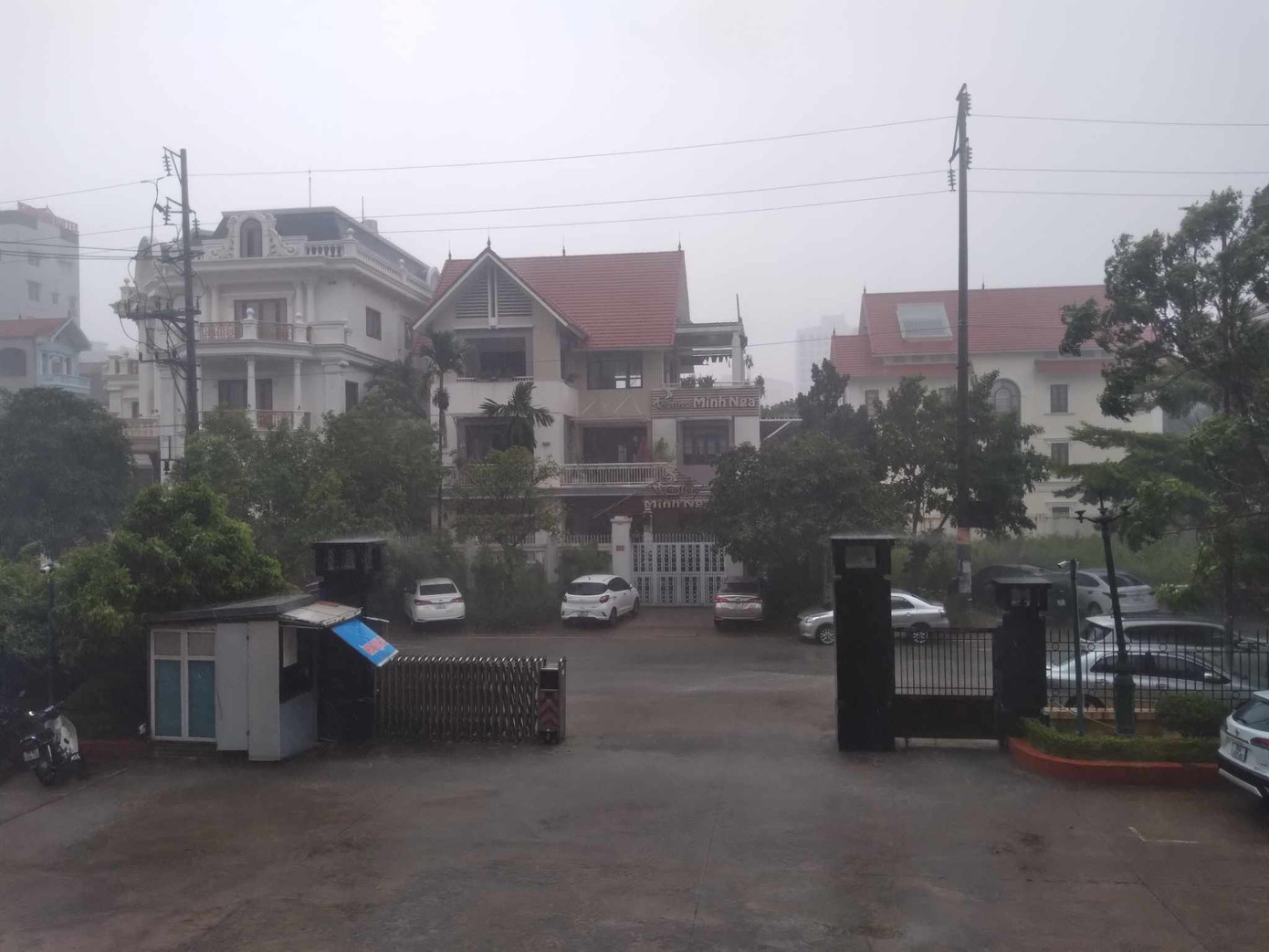 Thành phố Bắc Giang trời mưa to tối đen. Ảnh: Nguyễn Thắng