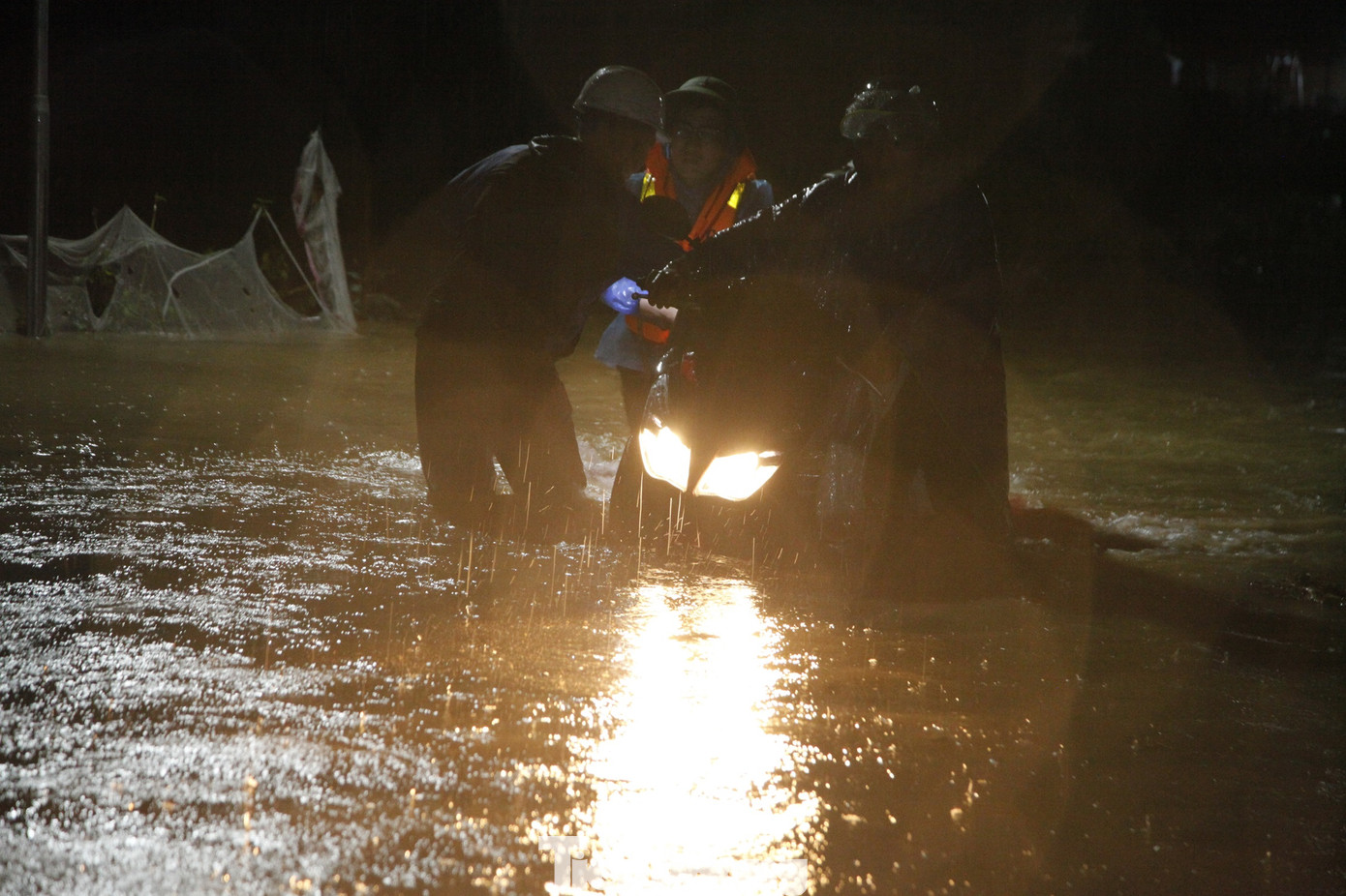 Người dân thôn Đa Hội di chuyển tài sản ra khỏi nhà. Ảnh: Nguyễn Thắng. Người dân thôn Đa Hội di chuyển tài sản ra khỏi nhà. Ảnh: Nguyễn Thắng.