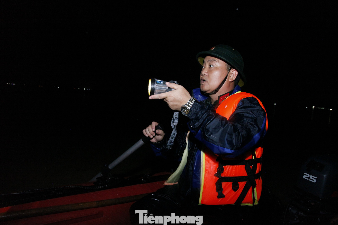 Quân đội và công an dùng xuồng vào thôn Đa Hội để di chuyển người dân. Ảnh: Nguyễn Thắng. Quân đội và công an dùng xuồng vào thôn Đa Hội để di chuyển người dân. Ảnh: Nguyễn Thắng.