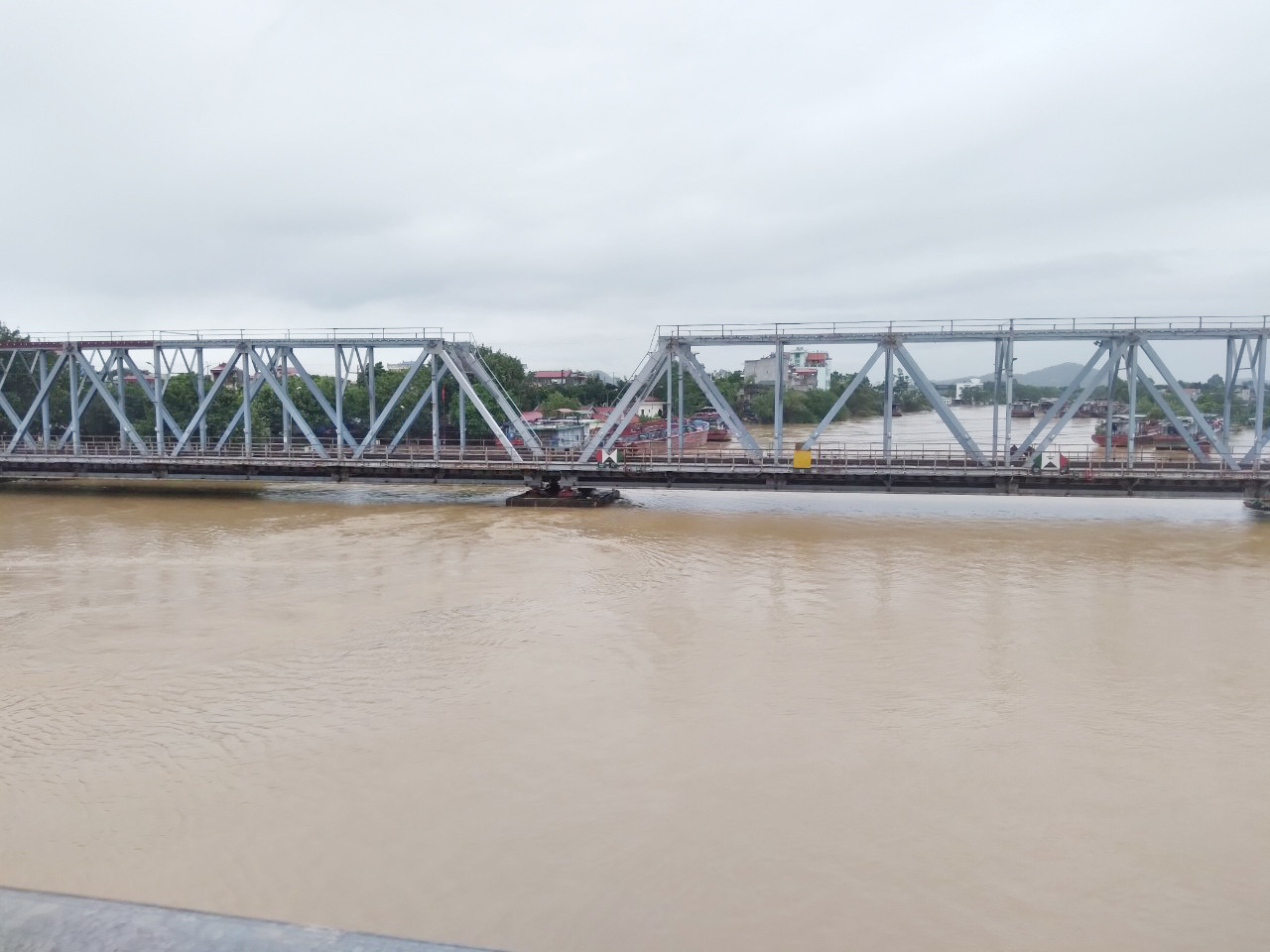 Nước lũ dâng cao sát cầu sắt cũ bắc qua sông Thương thuộc địa phận thành phố Bắc Giang. Ảnh: Nguyễn Thắng