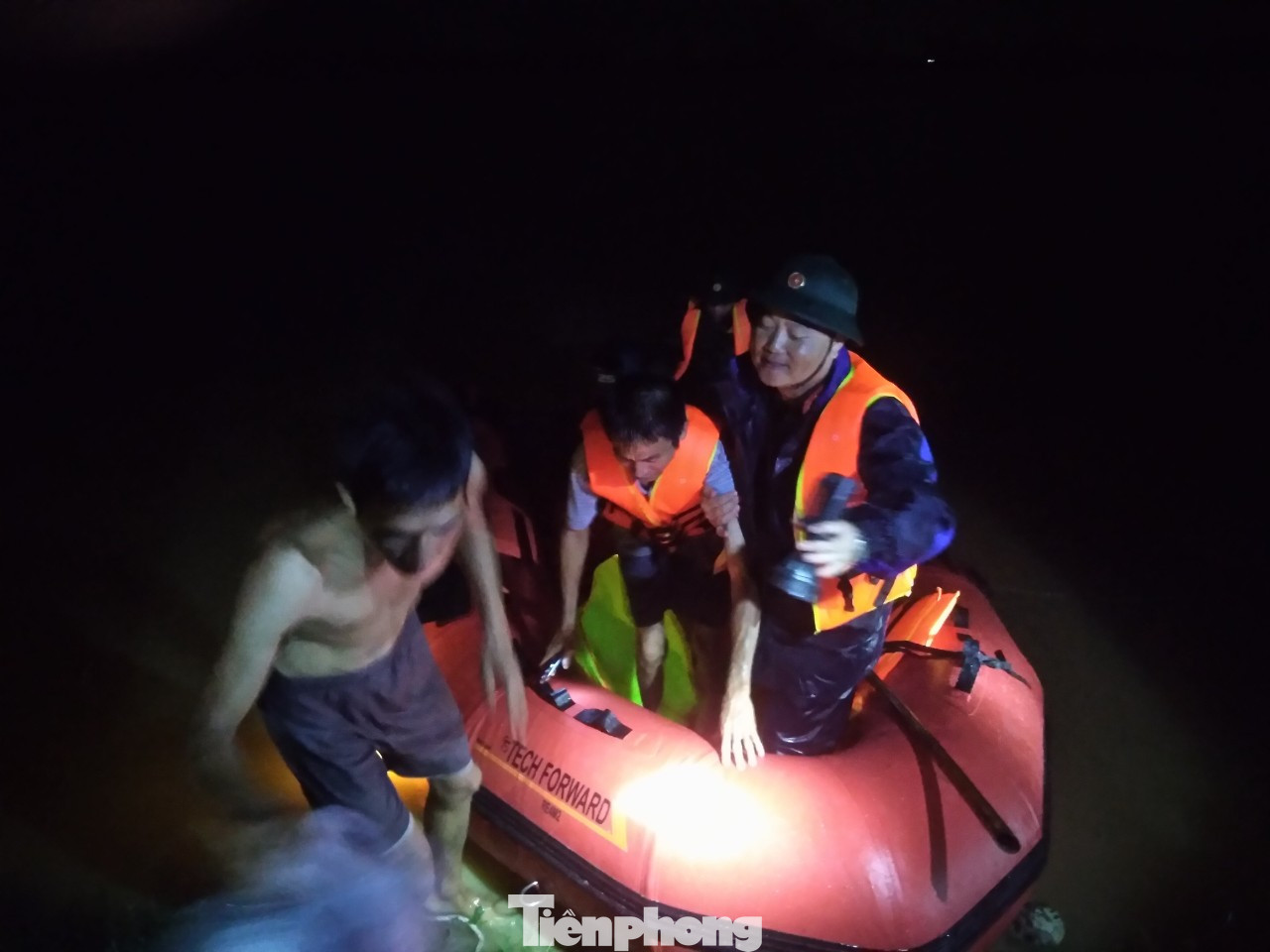 Người dân thôn Đa Hội được đưa lên bờ. Ảnh: Nguyễn Thắng. Người dân thôn Đa Hội được đưa lên bờ. Ảnh: Nguyễn Thắng.