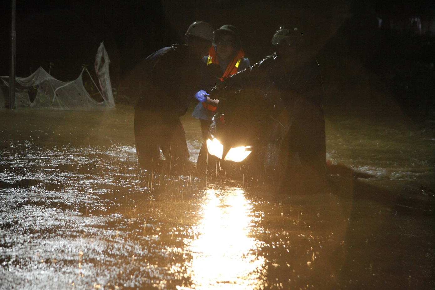 Người dân thôn Đa Hội di chuyển tài sản ra khỏi nhà. Ảnh: Nguyễn Thắng