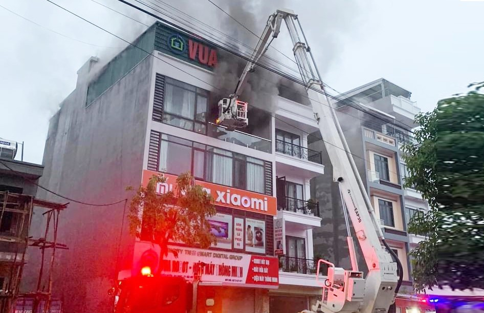 Lực lượng chức năng triển khai phương tiện dập đám cháy. Lực lượng chức năng triển khai phương tiện dập đám cháy.