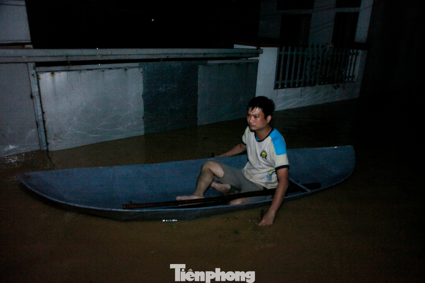 Nước ngập khiến người dân thôn Đa Hội di chuyển bằng thuyền. Ảnh: Nguyễn Thắng. Nước ngập khiến người dân thôn Đa Hội di chuyển bằng thuyền. Ảnh: Nguyễn Thắng.