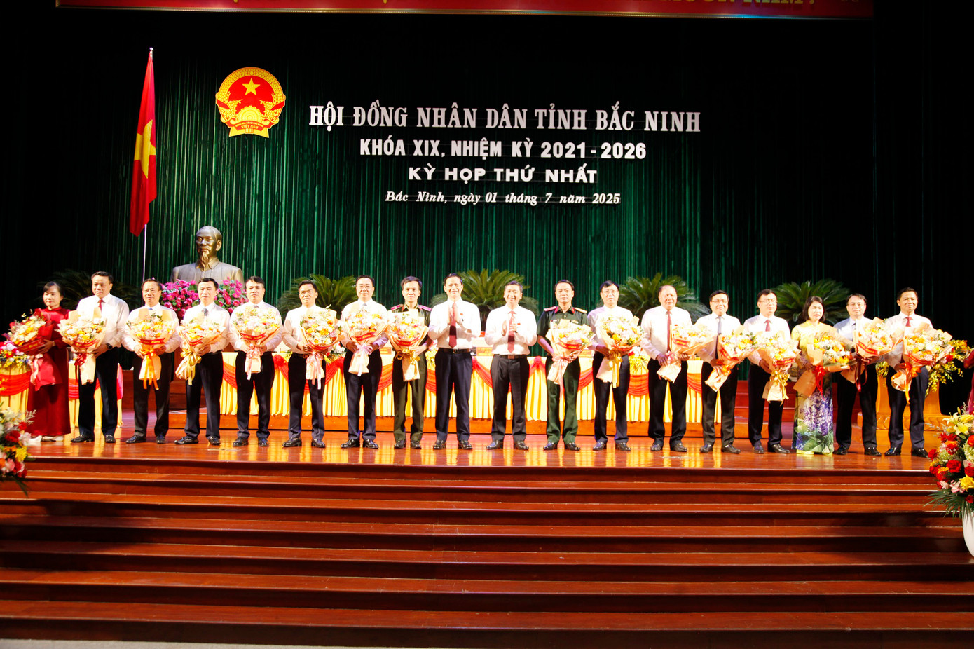 Chủ tịch HĐND tỉnh Bắc Ninh Nguyễn Việt Oanh và Chủ tịch UBND tỉnh Bắc Ninh Vương Quốc Tuấn tặng hoa chúc mừng các Ủy viên UBND tỉnh. Ảnh: Nguyễn Thắng