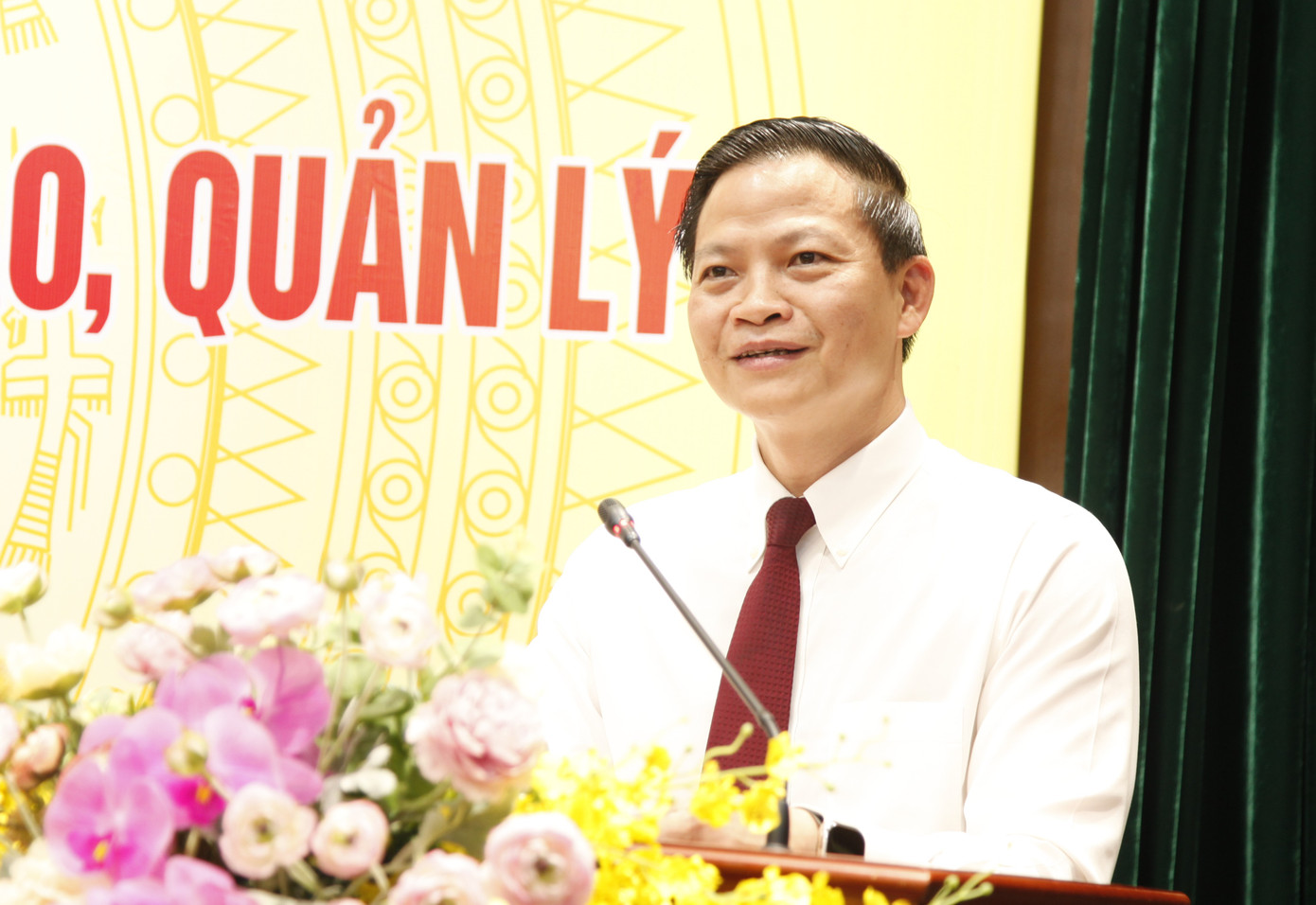 Chủ tịch UBND tỉnh Bắc Ninh Vương Quốc Tuấn phát biểu tại cuộc họp. Ảnh: Nguyễn Thắng