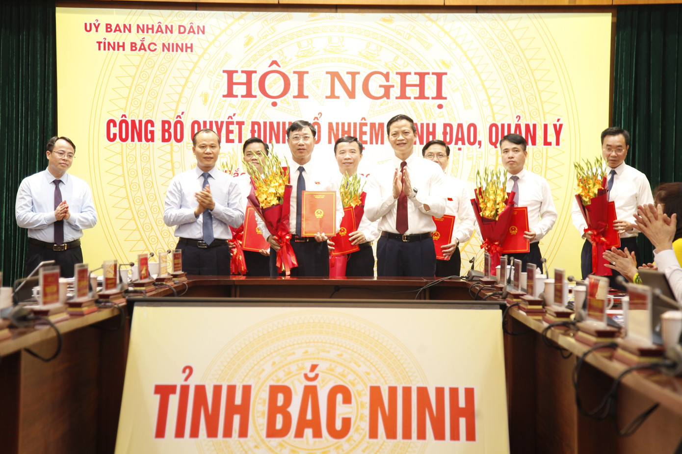 Chủ tịch UBND tỉnh Bắc Ninh Vương Quốc Tuấn trao quyết định bổ nhiệm giám đốc các sở. Ảnh: Nguyễn Thắng