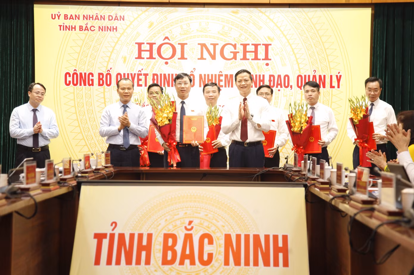 Chủ tịch UBND tỉnh Bắc Ninh Vương Quốc Tuấn trao quyết định bổ nhiệm giám đốc các sở. Ảnh: Nguyễn Thắng