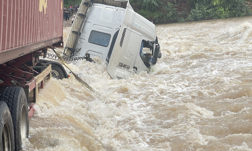 Xe đầu kéo bị lũ cuốn ở xã Tuấn Đạo, huyện Sơn Động (Bắc Giang).
