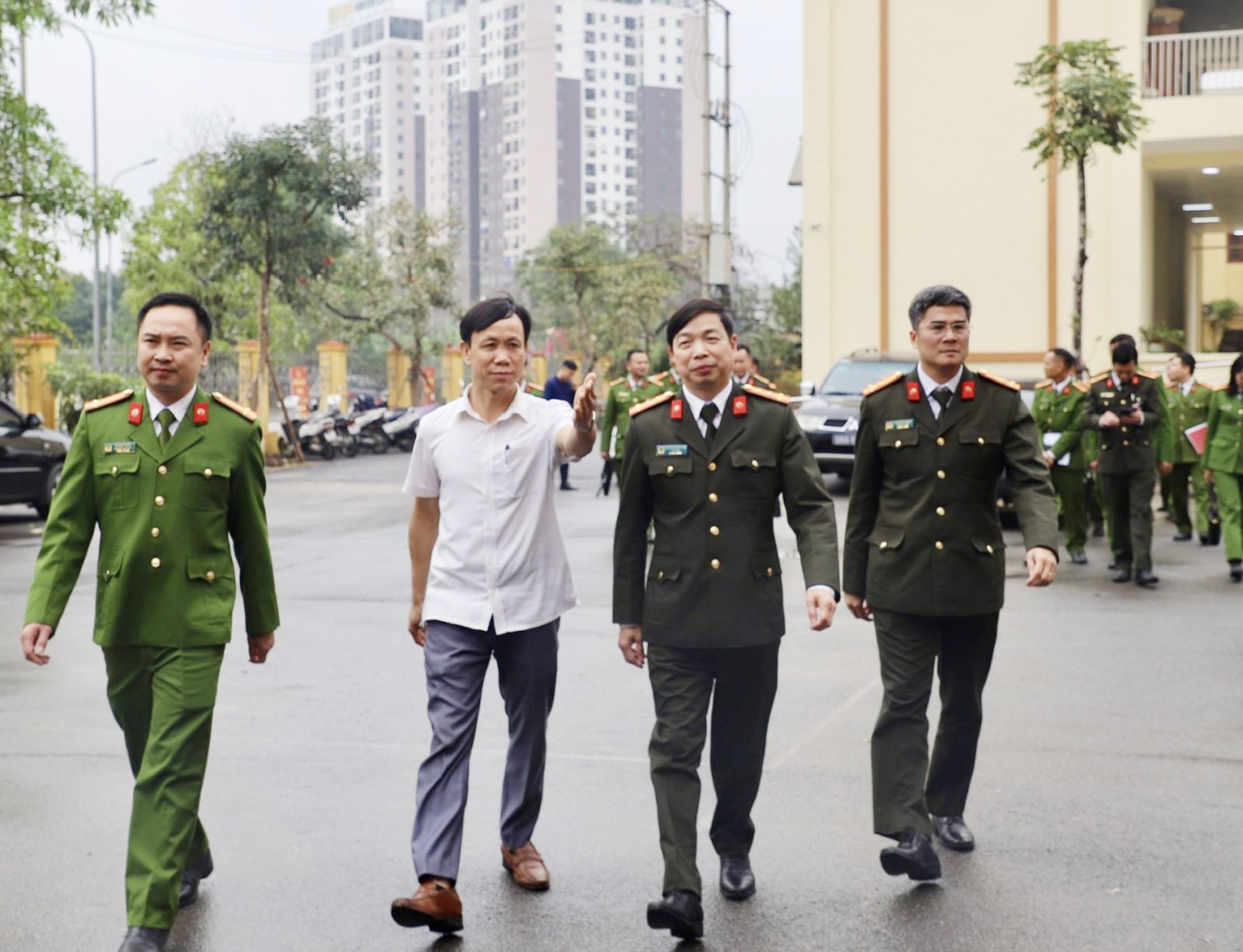 Đại tá Nguyễn Quang Vinh (thứ 3 bên trái) - Giám đốc Công an tỉnh Bắc Giang, thị sát công an phường. Đại tá Nguyễn Quang Vinh (thứ 3 bên trái) - Giám đốc Công an tỉnh Bắc Giang, thị sát công an phường.