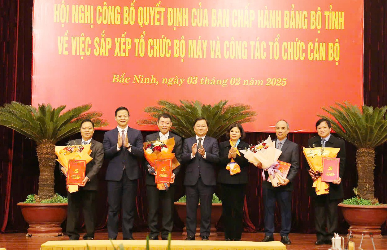 Lãnh đạo tỉnh Bắc Ninh trao quyết định nghỉ hưu cho 4 cán bộ. Lãnh đạo tỉnh Bắc Ninh trao quyết định nghỉ hưu cho 4 cán bộ.