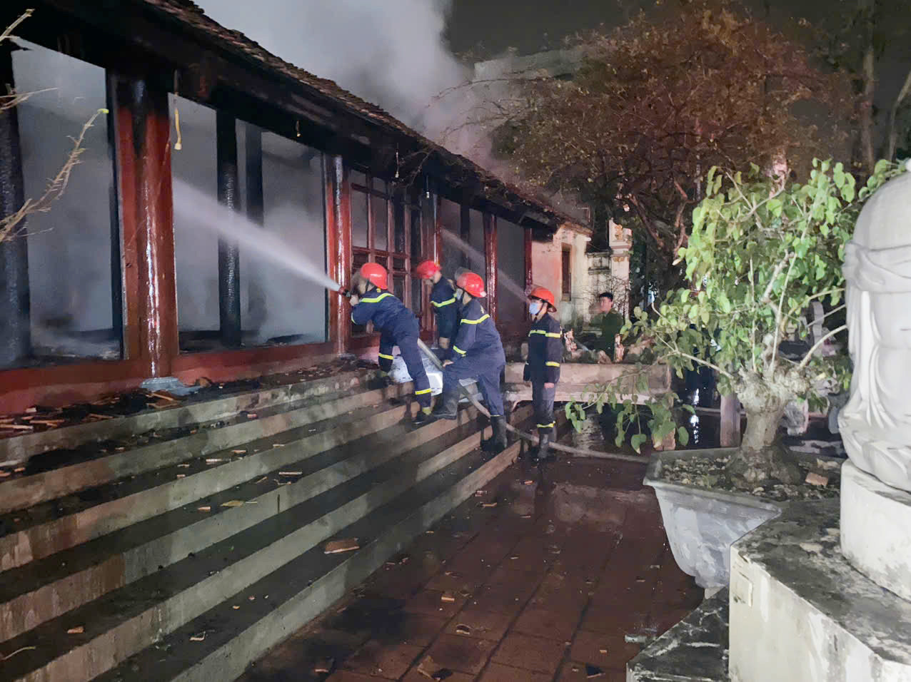 Hiện trường chùa Vẽ bị cháy. Hiện trường chùa Vẽ bị cháy.