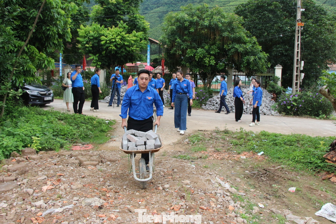 Đoàn viên hỗ trợ xây nhà tặng hộ nghèo. Đoàn viên hỗ trợ xây nhà tặng hộ nghèo.