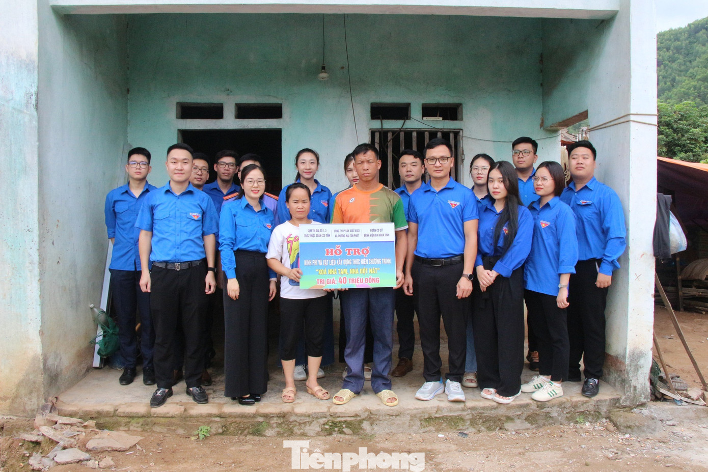 Trao kinh phí tặng hộ nghèo xây nhà. Trao kinh phí tặng hộ nghèo xây nhà.