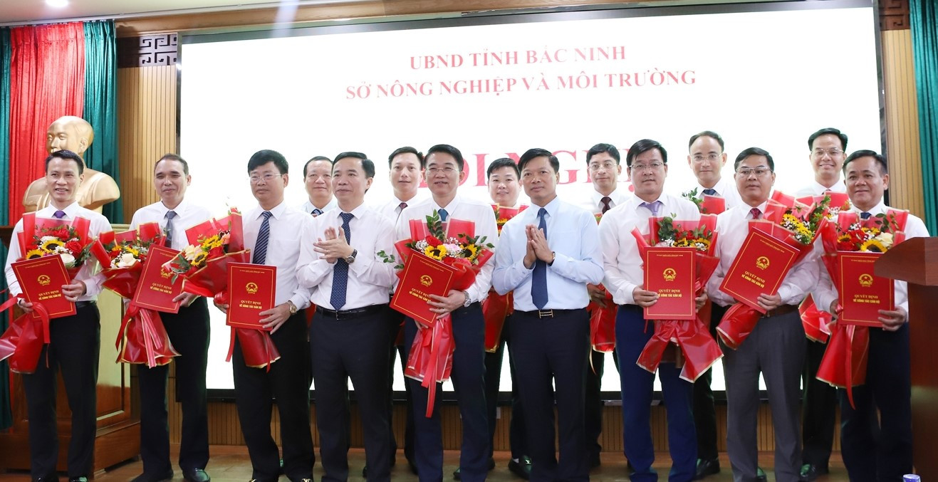 Phó Chủ tịch UBND tỉnh Bắc Ninh Đào Quang Khải trao quyết định bổ nhiệm các Phó Giám đốc sở Nông nghiệp và Môi trường