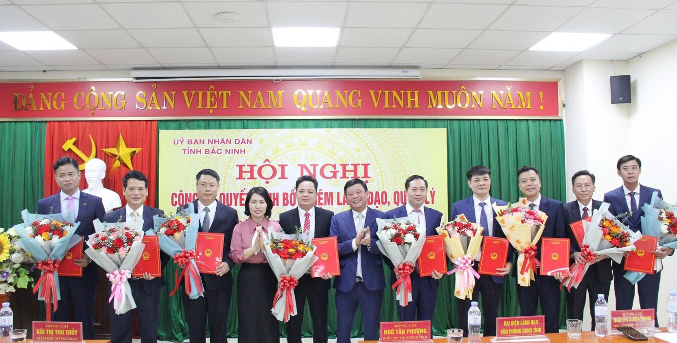 Phó Chủ tịch UBND tỉnh Bắc Ninh Ngô Tân Phượng trao quyết định bổ nhiệm các Phó Giám đốc Sở VH, TT&amp;DL.