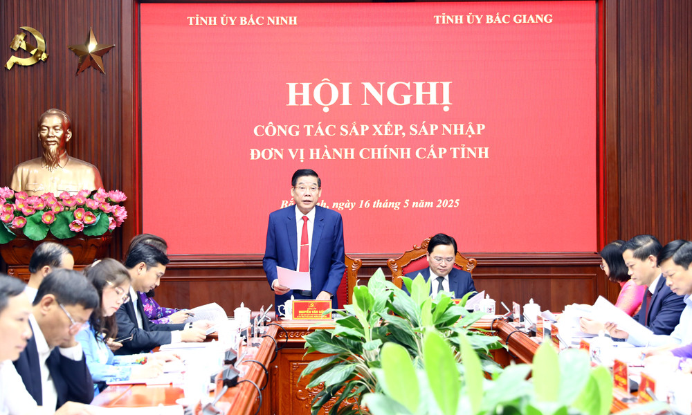 Bí thư Tỉnh ủy Bắc Giang Nguyễn Văn Gấu (bên trái) và Bí thư Tỉnh ủy Bắc Ninh chủ trì hội nghị. Bí thư Tỉnh ủy Bắc Giang Nguyễn Văn Gấu (bên trái) và Bí thư Tỉnh ủy Bắc Ninh chủ trì hội nghị.