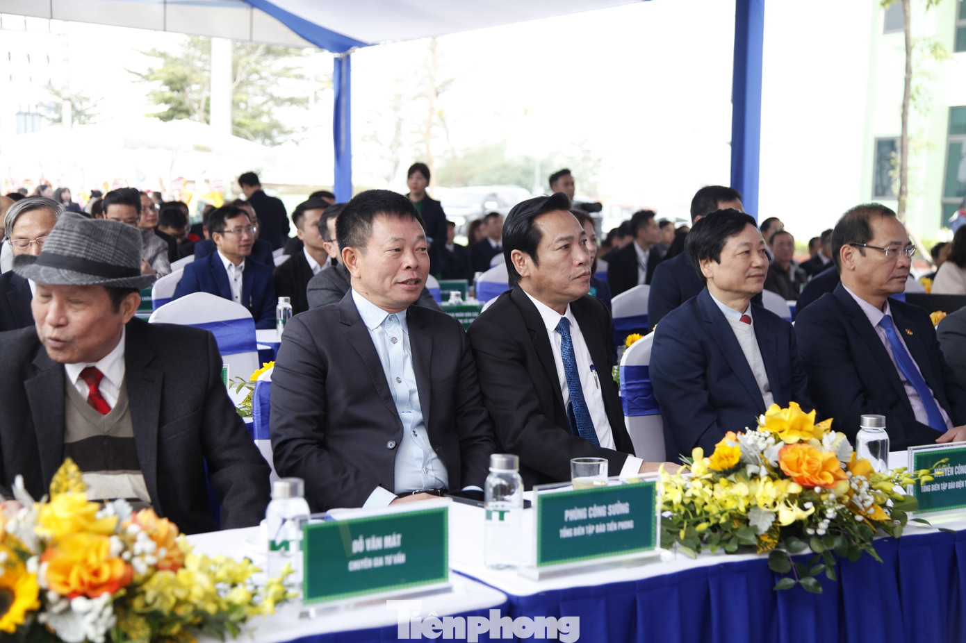Tổng Biên tập báo Tiền Phong Phùng Công Sưởng (thứ 2 bên trái) và các đại biểu dự chương trình.