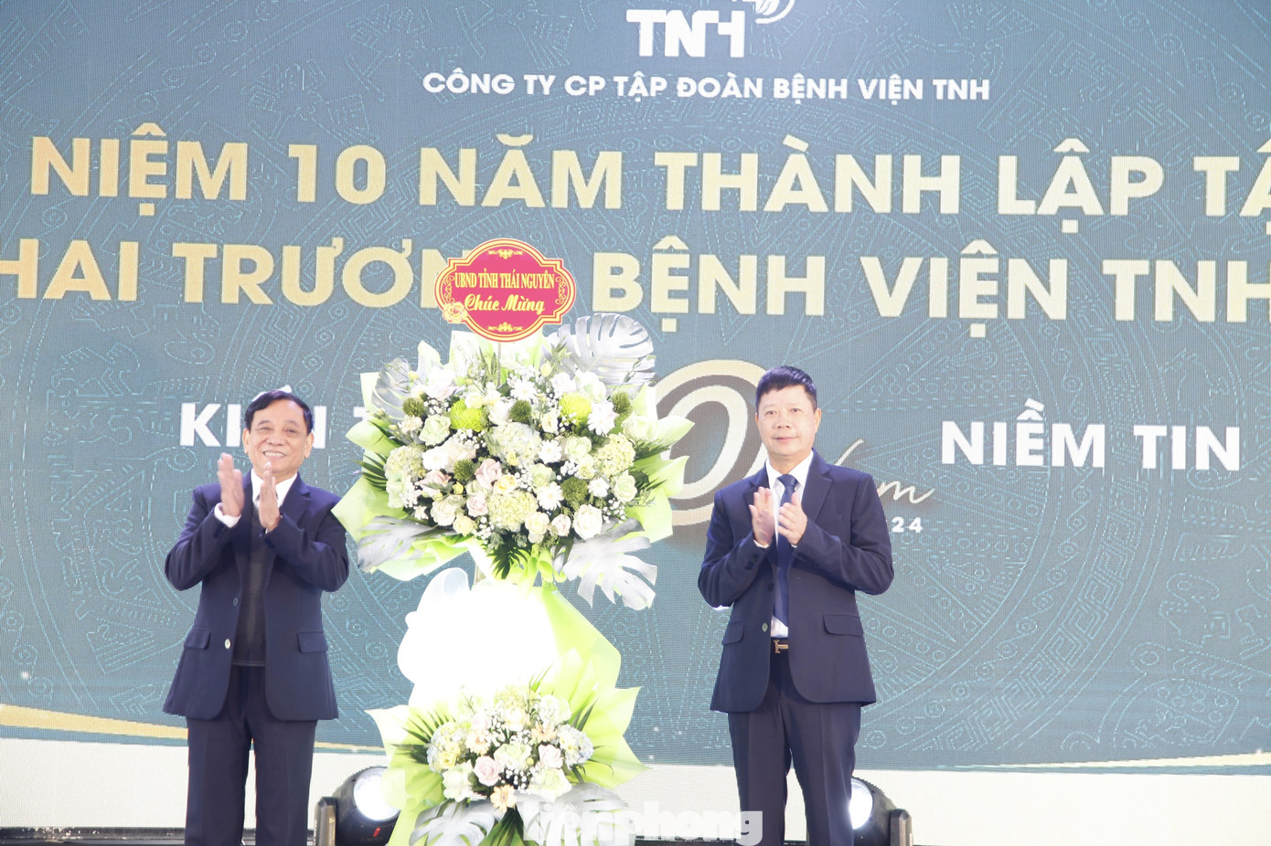 Lãnh đạo Bệnh viện TNH Việt Yên nhận hoa chúc mừng.