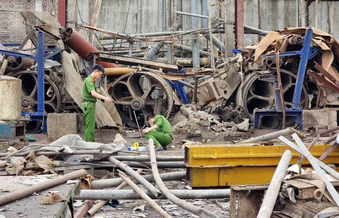 Tại hiện trường xuất hiện nhiều mảnh vỡ từ mái lợp brô xi măng, khung cảnh tan hoang.