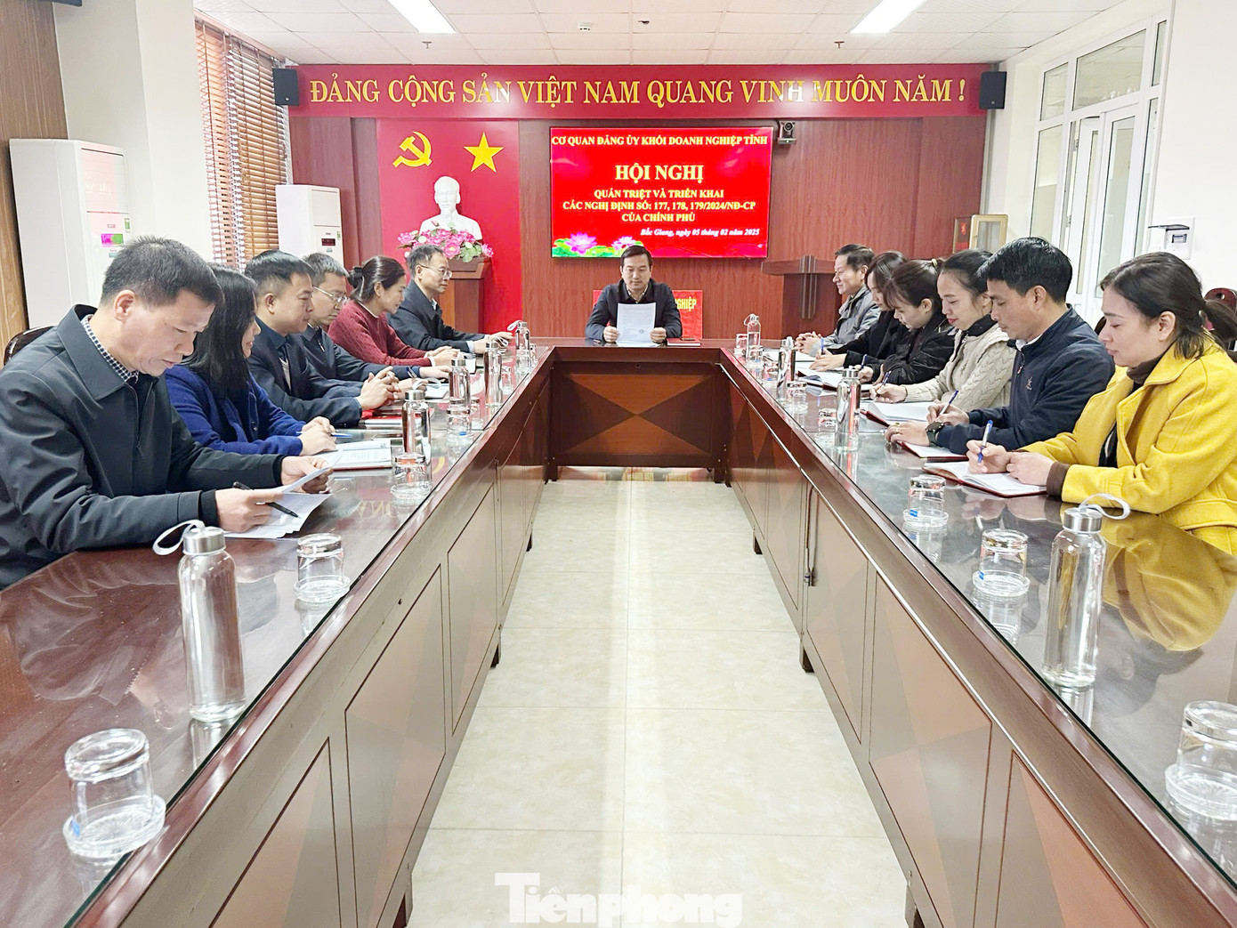 Sáu cán bộ Đảng ủy Khối Doanh nghiệp tỉnh Bắc Giang xin nghỉ hưu trước tuổi. Ảnh: Nguyễn Thắng Sáu cán bộ Đảng ủy Khối Doanh nghiệp tỉnh Bắc Giang xin nghỉ hưu trước tuổi. Ảnh: Nguyễn Thắng