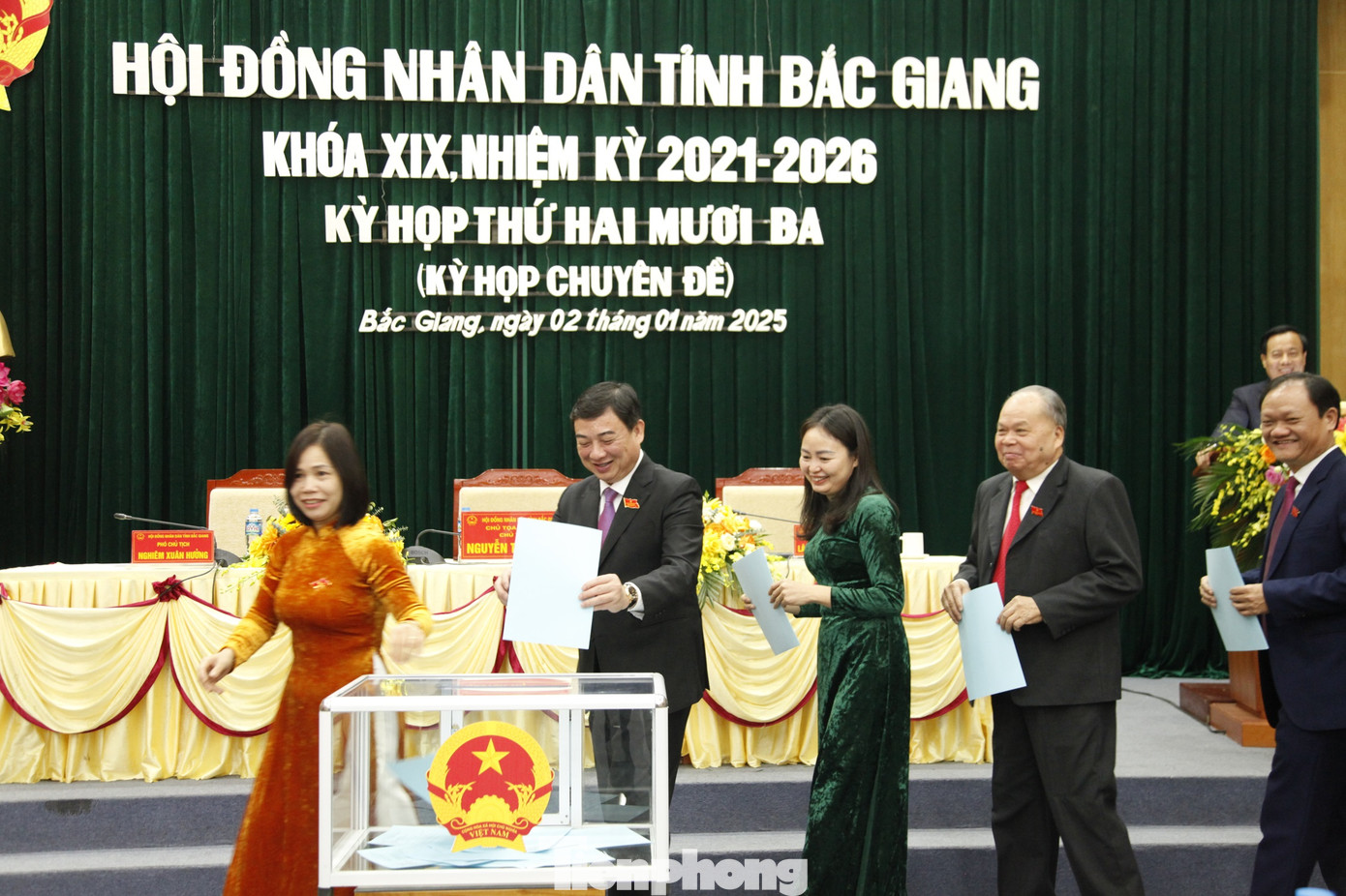 HĐND tỉnh Bắc Giang bỏ phiếu bầu Chủ tịch HĐND và UBND tỉnh. Ảnh: Nguyễn Thắng HĐND tỉnh Bắc Giang bỏ phiếu bầu Chủ tịch HĐND và UBND tỉnh. Ảnh: Nguyễn Thắng