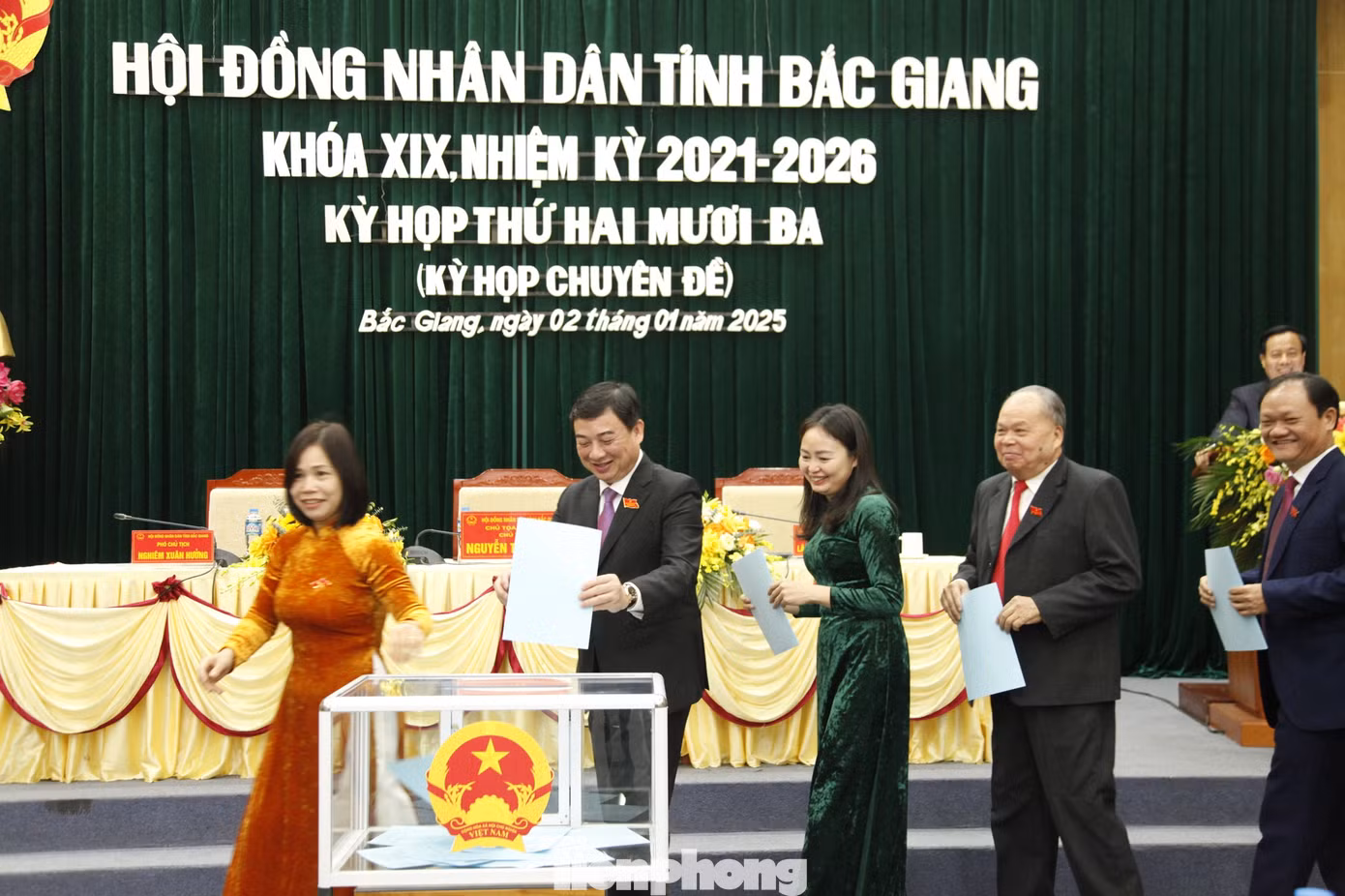 HĐND tỉnh Bắc Giang bỏ phiếu bầu Chủ tịch HĐND và UBND tỉnh. Ảnh: Nguyễn Thắng