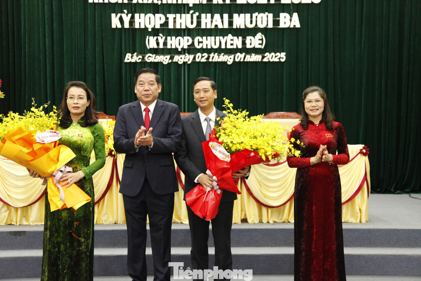 Bí thư Tỉnh ủy Bắc Giang Nguyễn Văn Gấu (ở giữa) tặng hoa chúc mừng bà Hương và ông Oanh. Ảnh: Nguyễn Thắng Bí thư Tỉnh ủy Bắc Giang Nguyễn Văn Gấu (ở giữa) tặng hoa chúc mừng bà Hương và ông Oanh. Ảnh: Nguyễn Thắng