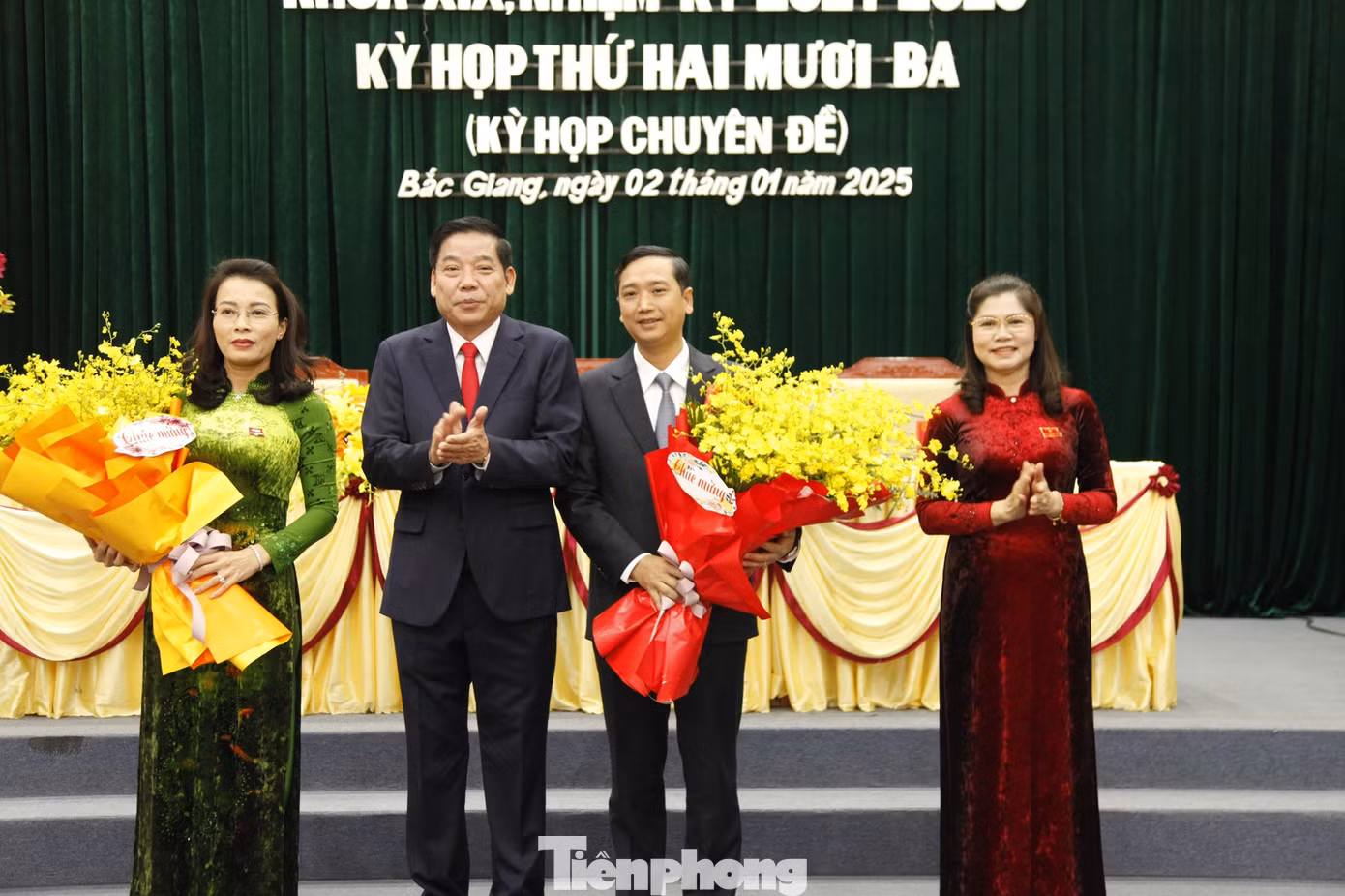 Bí thư Tỉnh ủy Bắc Giang Nguyễn Văn Gấu (ở giữa) tặng hoa chúc mừng bà Hương và ông Oanh. Ảnh: Nguyễn Thắng