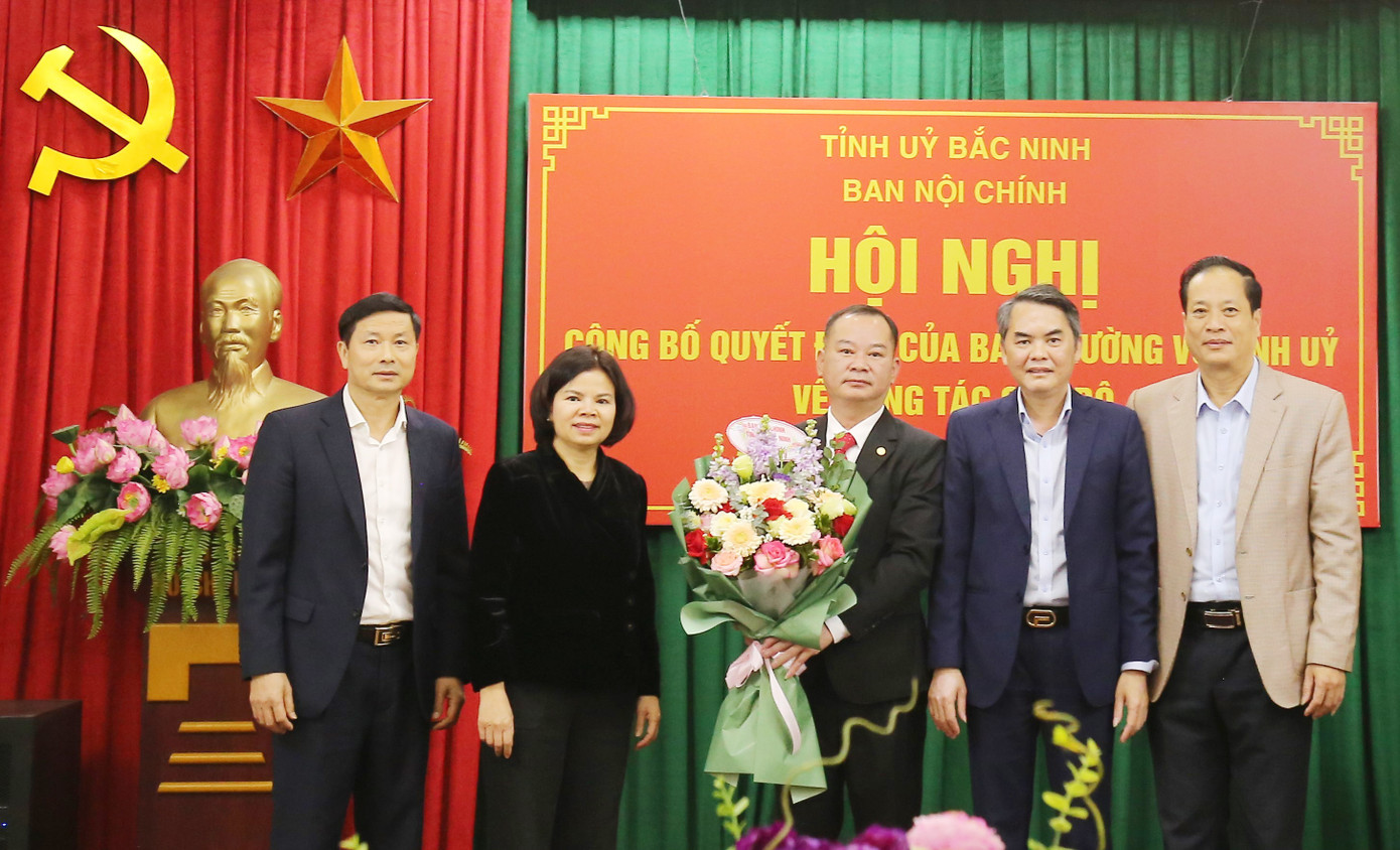 Phó Bí thư Thường trực Tỉnh ủy Bắc Ninh Nguyễn Hương Giang (thứ 2 bên trái) tặng hoa chúc mừng ông Lợi.