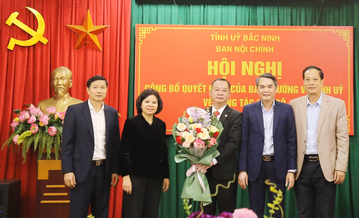 Phó Bí thư Thường trực Tỉnh ủy Bắc Ninh Nguyễn Hương Giang (thứ 2 bên trái) tặng hoa chúc mừng ông Lợi.