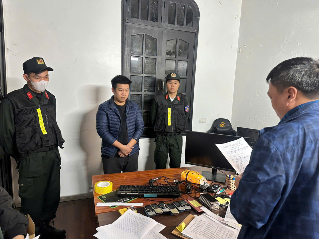 Cơ quan Công an bắt giữ đối tượng Tiến (ở giữa).