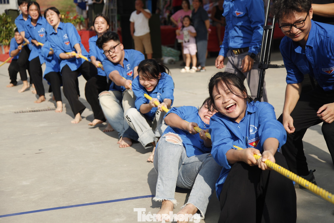 Đoàn viên tham gia chơi kéo co tại ngày hội thanh thiếu niên công giáo. Ảnh: Nguyễn Thắng
