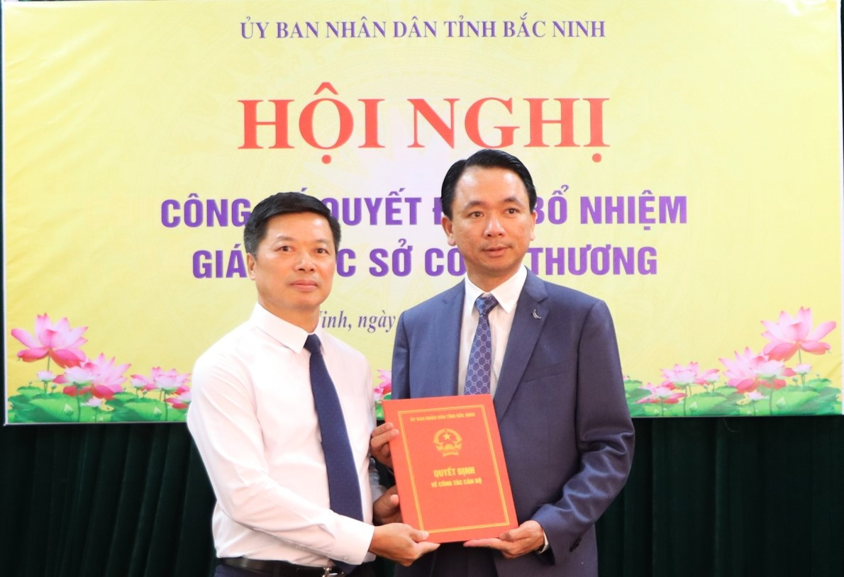 Phó Chủ tịch UBND tỉnh Bắc Ninh Đào Quang Khải (bên trái) trao quyết định cho ông Trung. Phó Chủ tịch UBND tỉnh Bắc Ninh Đào Quang Khải (bên trái) trao quyết định cho ông Trung.