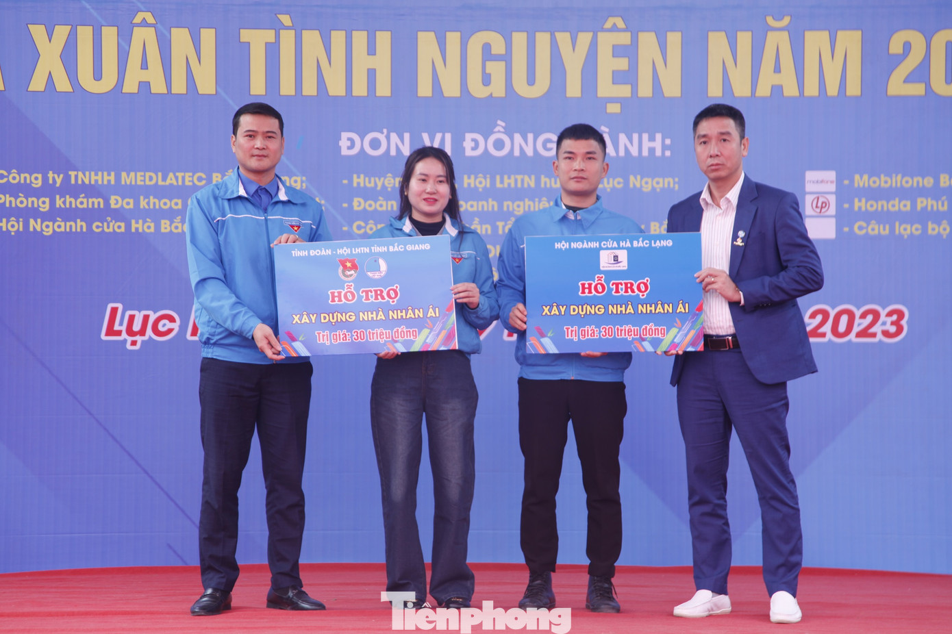 Lãnh đạo Hội LHTN tỉnh Bắc Giang trao tiền hỗ trợ xây dựng nhà nhân ái tặng hộ nghèo. Ảnh: Nguyễn Thắng