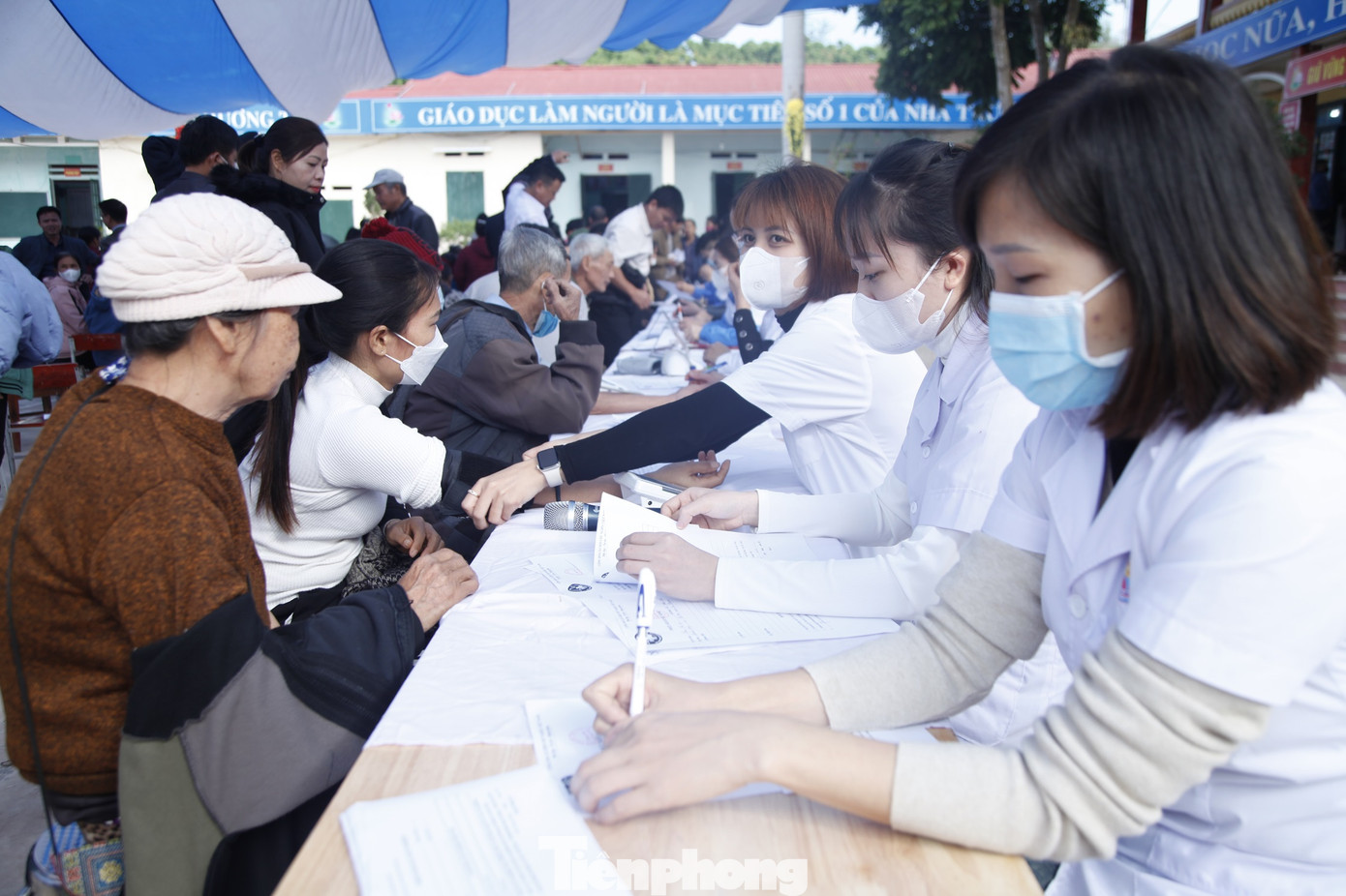 Các thầy thuốc trẻ khám bệnh và cấp thuốc miễn phí cho người dân tại chương trình.