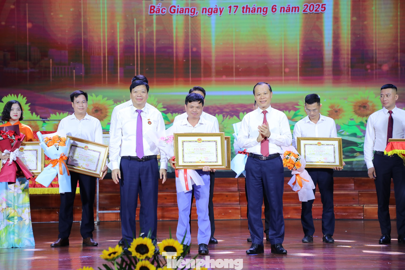 Phóng viên Báo Tiền Phong thường trú Bắc Giang nhận Bằng khen của Chủ tịch UBND tỉnh Bắc Giang. Phóng viên Báo Tiền Phong thường trú Bắc Giang nhận Bằng khen của Chủ tịch UBND tỉnh Bắc Giang.