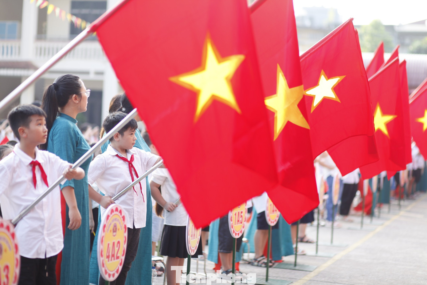 Chào cờ tại lễ khai giảng năm học mới ở tỉnh Bắc Giang. Ảnh: Nguyễn Văn Thắng