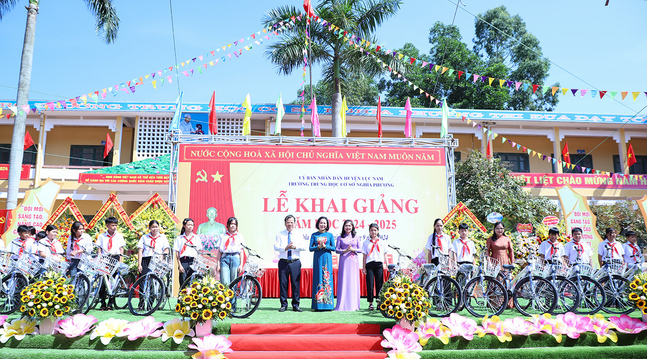 Phó Chủ tịch Quốc hội Nguyễn Thị Thanh và lãnh đạo tỉnh Bắc Giang tặng xe đạp cho học sinh.