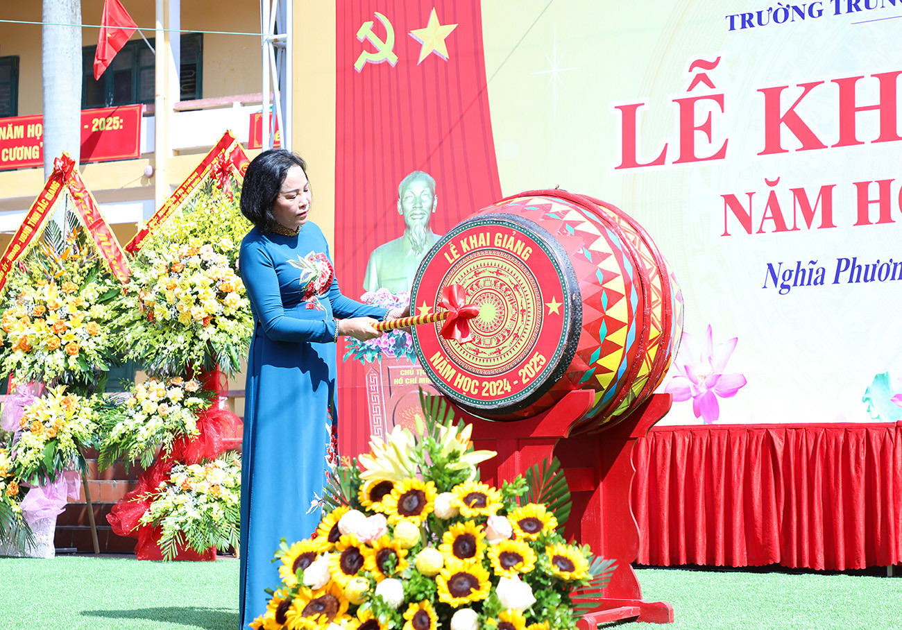 Phó Chủ tịch Quốc hội Nguyễn Thị Thanh đánh trống khai giảng năm học mới.