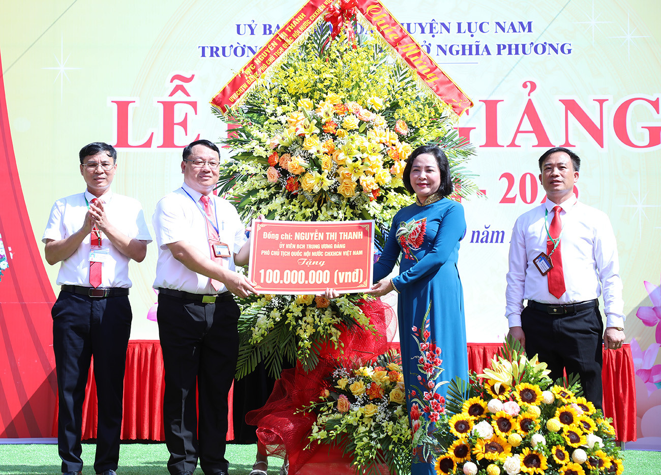 Phó Chủ tịch Quốc hội Nguyễn Thị Thanh trao kinh phí cho Quỹ khuyến học Trường THCS Nghĩa Phương.