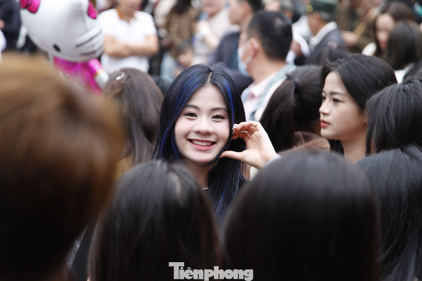 Đông đảo người dân chờ đợi màn "Dô ông đám" tại lễ hội rước pháo làng Đồng Kỵ vào mùng 4 tháng Giêng. Ảnh: Nguyễn Thắng