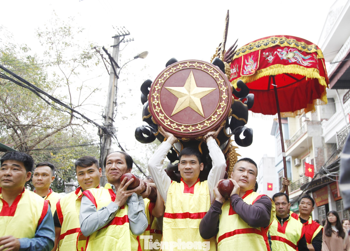 Mỗi quả pháo được thanh niên trong làng thay nhau khiêng từ nhà văn hóa của làng Đồng Kỵ đến sân đình để làm lễ. Ảnh: Nguyễn Thắng