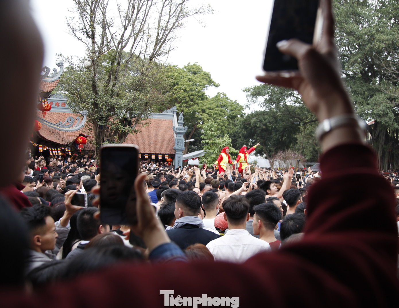 Bốn ông đám được người làng chọn ở tuổi 51. Ảnh: Nguyễn Thắng