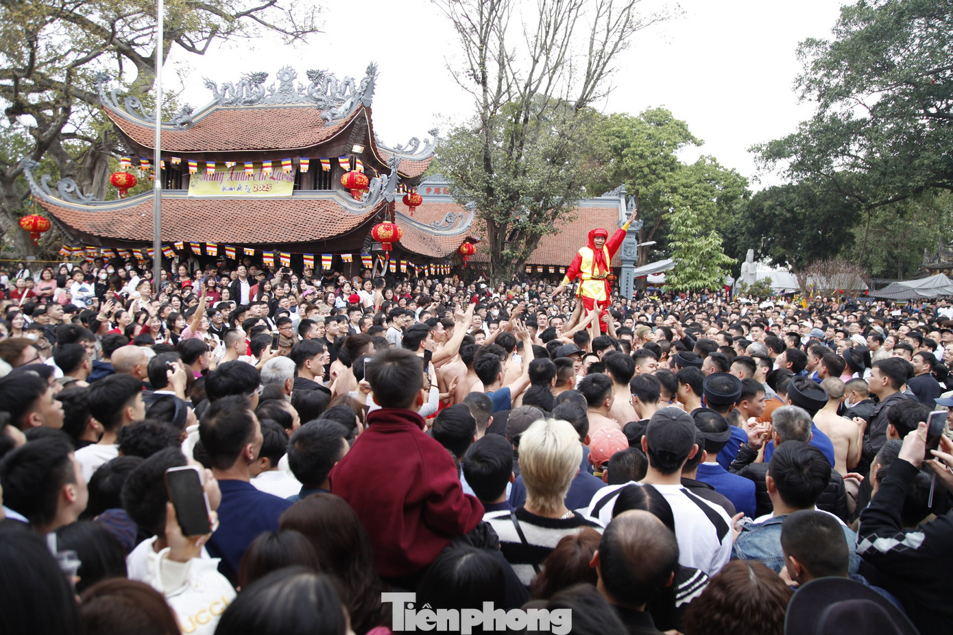 Theo người làng Đồng Kỵ, "Dô ông đám" thể hiện khí thế đánh thắng giặc xong mở hội ăn mừng. Ảnh: Nguyễn Thắng