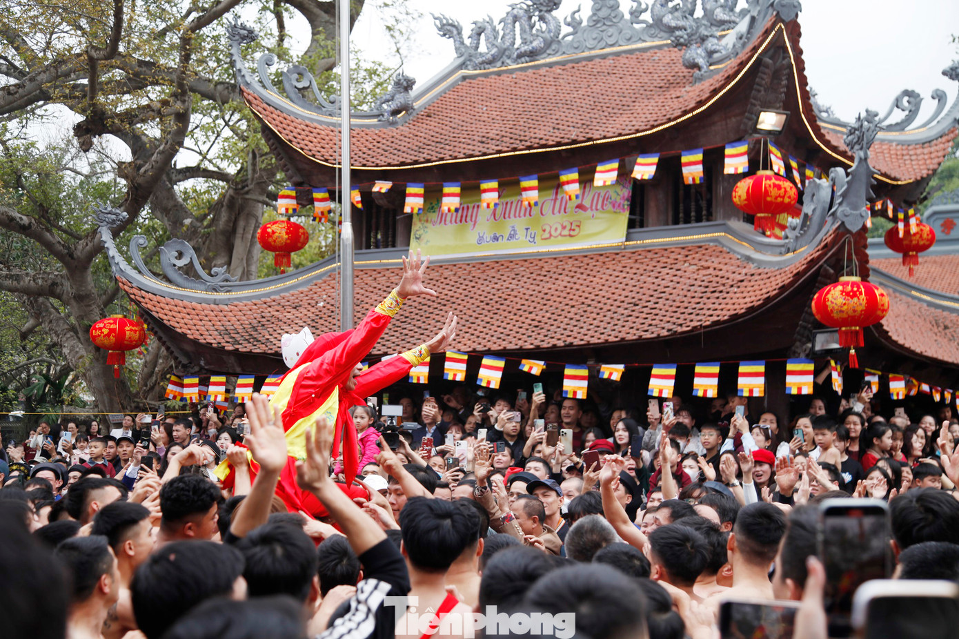 Bốn ông đám xuất hiện tại đình làng Đồng Kỵ với sự tung hô của hàng nghìn người. Ảnh: Nguyễn Thắng