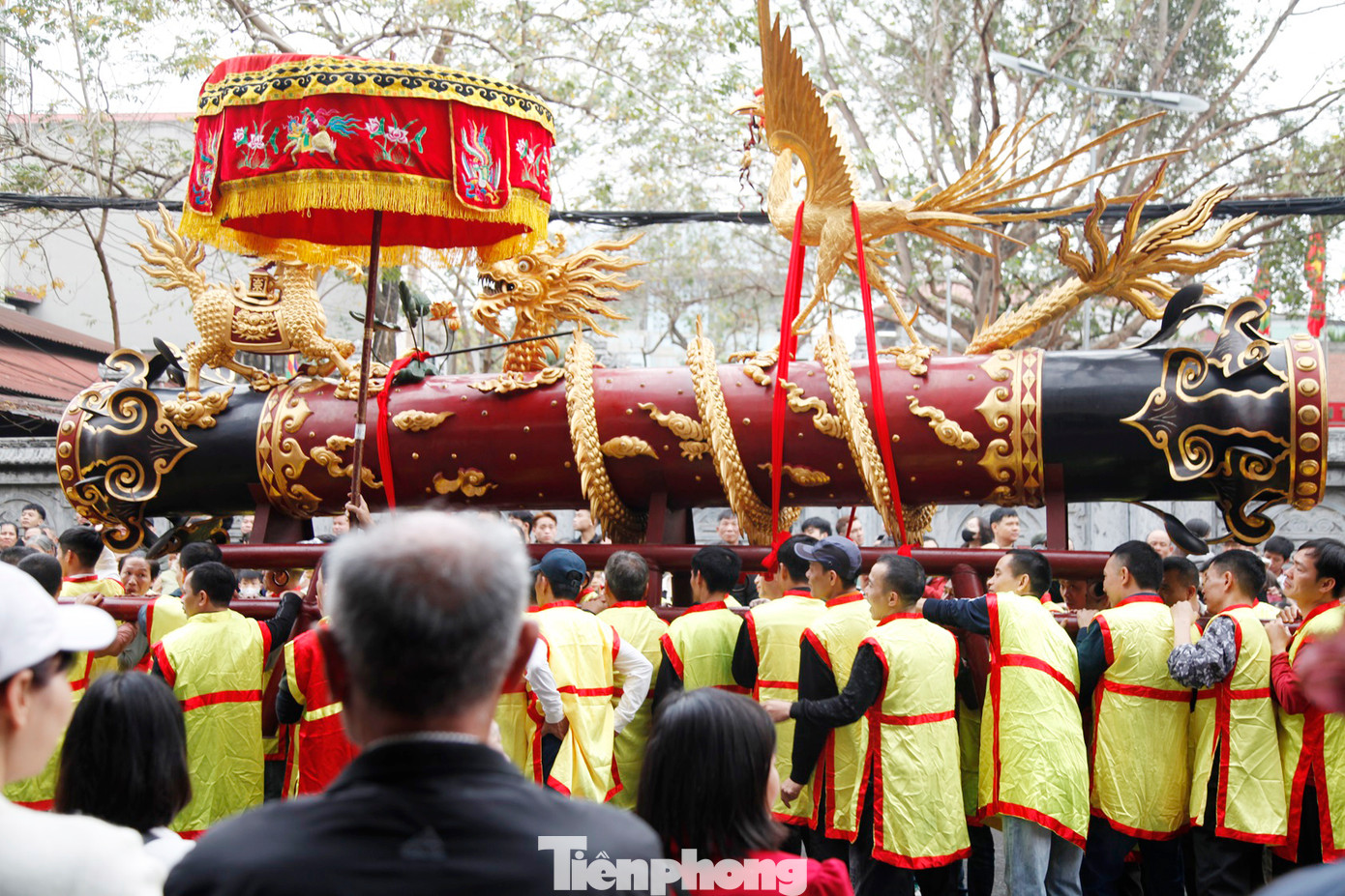 Lễ hội gắn liền với sự tích về đức thánh Thiên Cương ra quân đánh giặc Xích Quỷ. Theo dân gian truyền lại, thời vua Hùng có ông Cương Công, con trai ông Kinh Bắc quận vương, có công dẹp giặc Xích Quỷ, được vua phong là Thiên Cương. Trên đường dẹp giặc, Thiên Cương đã về Đồng Kỵ tuyển quân chọn tướng. Ảnh: Nguyễn Thắng