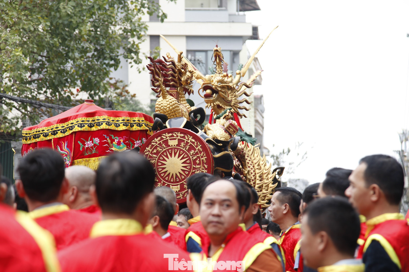 Hai quả pháo trong lễ rước được làm tượng trưng bằng gỗ và sơn son thếp vàng, trong đó pháo Nhất dài 6m, pháo Nhì dài 5,8m, với đường kính hơn 1m. Ảnh: Nguyễn Thắng