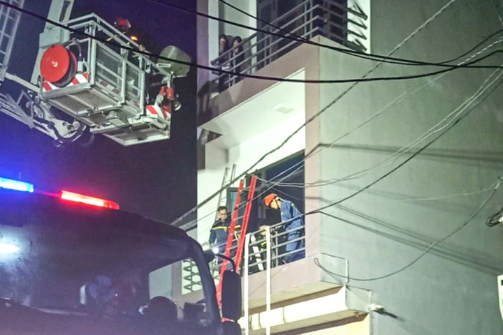 Lực lượng công an giải cứu người khỏi đám cháy. Lực lượng công an giải cứu người khỏi đám cháy.