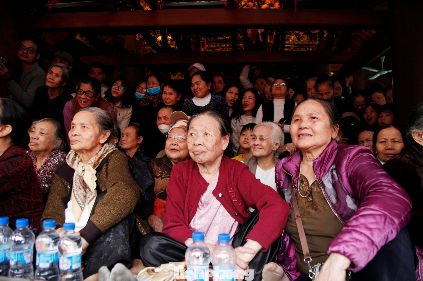 Các cụ già ngồi trong đình Đồng Kỵ xem "Dô ông đám". Ảnh: Nguyễn Thắng